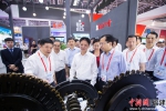 在福建冶金集团的展位上，张志南对该集团旗下厦门钨业公司的创新产品曲轴车铣刀具进行了了解。李南轩 摄 - 福建新闻