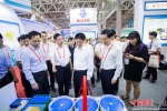 张志南参观了福建国资公司展位的工厂化循环水养殖智能化设备。李南轩 摄 - 福建新闻