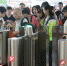 旅客依次通过检票口进站。吴林 摄 - 福建新闻