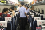 福州乘警支队的民警向旅客发放列车安全注意事项。吴林 摄 - 福建新闻