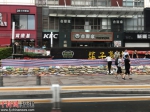 11日上午，福州五四路“筷子豪情”餐厅外立起挡板，以防大水冲击。吴林 摄 - 福建新闻