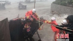 连江县筱埕消防中队的7名官兵冒着14级的风力将一名被困渔民成功转移上岸。随后，他们又救出困在距离岸边100多米处的另一艘渔船上的两名渔民。　阮旭宁　摄 - 福建新闻