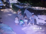 5个孩子一同离开小区（视频截图）。 - 新浪