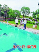 卫生监督员联合第三方检测机构进行池水采样。 - 新浪