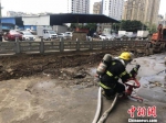 福州一工地发生燃气管道泄漏事故，消防官兵紧急排险。　江立平　摄 - 新浪