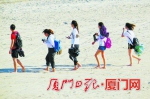 连日来天气酷热，市民游客纷纷到海滩消暑。  （本报记者 姚凡 摄） - 新浪