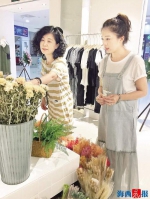 李函儒和母亲厦门开店提倡生活美学。记者 陈怀安 摄 - 新浪