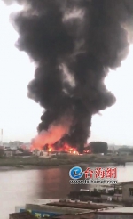 漳州：龙海东园一工厂发生火灾 浓烟四起噼啪响 - 新浪