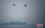 “国际军事比赛——2018”海上登陆赛，直升机从舰艇起飞。中新社记者 王东明 摄 - 福建新闻