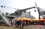 7月31日，中国海军多型主力战舰在福建泉州石湖港口向参加国际军事比赛-2018海上登陆赛的各国参赛队和民众开放，吸引了数千民众参观。中新社记者 王东明 摄 - 福建新闻