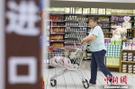 资料图为某超市，一女子正在挑选商品。中新社记者 张云 摄 - 福建新闻