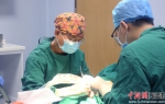 福州同道口腔医院的黄教授正在进行现场手术。林振达 摄 - 福建新闻