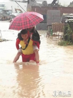 “莫兰蒂”台风来袭时，杨维维在洪濑参与救援。 - 新浪