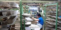 图为德化协发光洋陶瓷有限公司的生产车间。(资料图片)中新社记者 吕明 摄 - 福建新闻