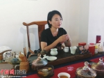 台湾媳妇康桂箖接受记者采访。陈丽霞摄 - 福建新闻
