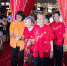 福州55对夫妻身穿红色唐装，携手走进金婚盛典。 - 福建新闻