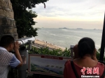 游客在瞭望台用望远镜眺望一水之隔的金门列岛景色。　杨伏山 摄 - 福建新闻