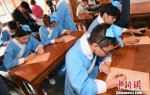 身着汉服的台湾学子们在福州正谊书院体验“乡试”，认真答题。　记者刘可耕 摄 - 福建新闻