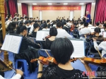 80多名学生和国家一级指挥卞祖善共同完成5首经典曲目。 高媛媛 摄 - 福建新闻