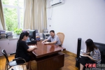 福建省人民政府发展研究中心副主任黄端正在接受中新网记者专访。李南轩 摄 - 福建新闻