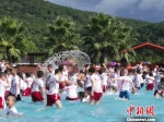 孩子们在高春山庄朱子泉里亲水洗礼。晓东 摄 - 福建新闻