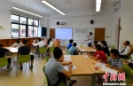 郑振甫正在数学公开课上讲课。　叶秋云 摄 - 福建新闻