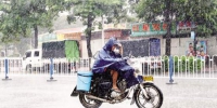 8月28日中午，集美锦园，行人在大雨中穿行。记者 唐光峰 摄 - 新浪