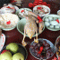 一户村民的桌上，摆满了各种“半旦”使用的祭品。吴林 摄 - 福建新闻