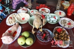 一户村民的桌上，摆满了各种“半旦”使用的祭品。吴林 摄 - 福建新闻