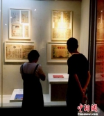 本次展览共展出近200件藏品，是福建百年印花税票中的精品，吸引观众的眼球。　福州林则徐纪念馆供图 摄 - 福建新闻