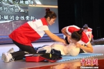 比赛现场，参赛人员进行人工呼吸演练。　赵凌峰　摄 - 福建新闻