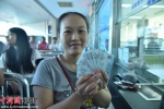 图为旅客展示购买的车票。　江曲　摄 - 福建新闻