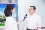 高元荣正在接受中新网记者专访。李南轩 摄 - 福建新闻
