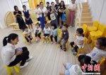 福州市鼓楼区温泉街道传初幼儿园一名老师正为小朋友们上课。　记者刘可耕 摄 - 福建新闻