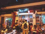 位于福州一小巷内的某网红餐饮店门口挤满了等待的顾客。 - 新浪