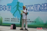 台上，年近七旬的杨明栋老人作为环保志愿者代表，讲述了自己过去十二年参与“世界无车日”，每年从连江骑单车到福州宣传绿色出行的故事。 - 福建新闻