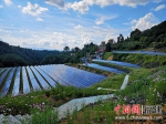 永安煤业有限责任公司在废弃矿山安装太阳能电池板进行光伏发电。图片来源：福能集团 - 福建新闻
