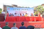 27日，在福建安溪县内地村举办的首届传统制茶技艺挑战赛上，主办方对赛出的茶王茶签约售卖，场面热烈。　陈德进　摄 - 福建新闻