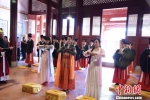 部分市民身着传统服饰参加祭孔大典，传承优秀传统文化。　陈龙山 摄 - 福建新闻
