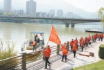 沙溪河畔，百姓护河志愿服务队在巡河。 　　周志鸿摄 - 福建新闻