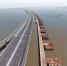 福厦高铁泉州湾跨海大桥主栈桥贯通（图中右边的桥为主栈桥） - 新浪