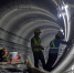 地铁2号线建设者坚守一线，在隧道内开展轨道电器线路施工。 - 新浪