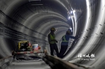 地铁2号线建设者坚守一线，在隧道内开展轨道电器线路施工。 - 新浪