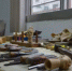 在泉州市区棋盘园黄义罗木偶头雕刻坊内，桌上摆放着几个未刻完的木偶头，这是江加走木偶头雕刻泉州市非遗代表性传承人黄紫燕新刻的作品。 - 福建新闻