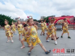 泉州市传春幼儿园小朋友们在德济门遗址广场跳拍胸舞。 - 福建新闻