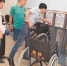 工作人员指导市民如何扫码租借共享轮椅 - 新浪