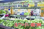在商超，1-3元亲民蔬菜增多，蔬菜价格继续回归。(本报记者沈彦彦摄) - 新浪