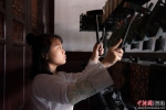 10多名青少年身着汉服在尤溪朱子文化园演奏传统乐曲。谢帝谣 摄 - 福建新闻