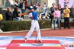 棒球比赛中，参赛选手正在发球。陈丽霞 摄 - 福建新闻