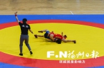 福州代表团的张佳丽（红衣）夺得女子乙组60公斤级摔跤冠军。 - 新浪